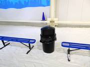 Nella pista da sci al coperto si trovano cestini per i rifiuti.