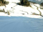 Pendio ripido discesa rossa con discesa blu sul lato sinistro