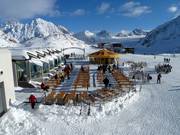 Tranquillo finale della giornata sugli sci sulla terrazza soleggiata