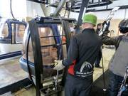 L’addetto agli impianti toglie gli sci