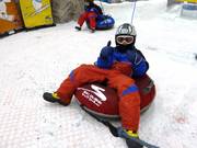 Con la ciambella attraverso la pista da sci al coperto