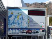 Tabellone informativo con mappa delle piste alla stazione a valle