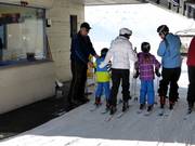 Il personale si prende cura dei bambini.