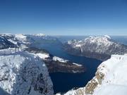 Vista dal Fronalpstock sul Lago dei Quattro Cantoni con piattaforma panoramica