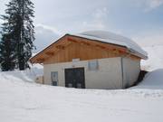 Le case delle pompe sono integrate discretamente nel paesaggio.