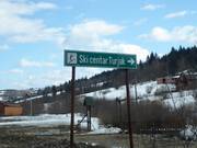 Sulla strada c'è ancora il vecchio nome dell'area sciistica Hajla.