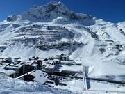 Discese a valle verso Zürs con ponte per sciatori