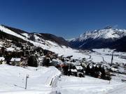 Il paese di Zuoz direttamente presso il comprensorio sciistico