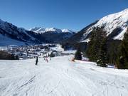 Ampia pista facile presso Egghof Sun Jet con vista su Berwang