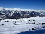 Piste di neve fresca sopra Cuolm Sura