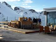 Après-ski bar sulla terrazza panoramica del ristorante Maschgenkamm