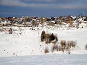 Il villaggio si trova direttamente presso l’area sciistica.