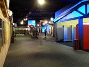 Lo spazio tra il noleggio sci e gli spogliatoi