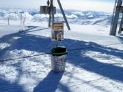 Cestini dei rifiuti nell'area sciistica