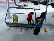 Il personale cordiale aiuta a salire