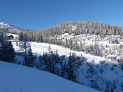 Vista sulla pista facile allo skilift a piattello