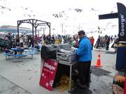 Nel fine settimana c'è musica sulla terrazza soleggiata.