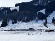 Vista sugli impianti di risalita Dorf- e Hörnilift con piste facili