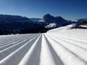 Preparazione delle piste di prima classe nell’area sciistica di Val Gardena