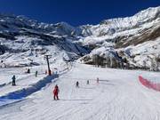 Scuola di sci per bambini sul campo pratica