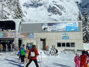 Apparentemente discreti: servizi igienici e cestini presso l’edificio funzionale