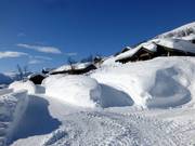 Presso i rifugi per le vacanze si nota chiaramente la grande quantità di neve naturale.