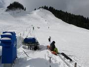 Stazione a monte dello skilift per esercitazioni - skilift a fune della scuola di sci