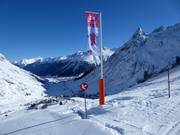 Bandiere presso le stazioni del parco