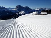 Preparazione delle piste di prima classe nell’area sciistica di Val Gardena