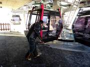 La piattaforma della cabinovia viene pulita