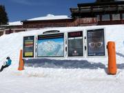 Pannelli informativi dettagliati alla stazione intermedia