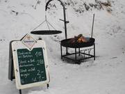 Delizioso – Bratwurst e bistecca alla griglia a pendolo