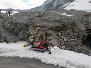 In estate si preparano gli accessi agli impianti di risalita presso la Tuxer Fernerhaus.