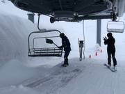 In caso di nevicata, le seggiole vengono liberate dalla neve.