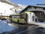 Autobus di linea presso la stazione a valle della seggiovia Sareis