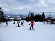 Corso di sci presso la stazione a monte