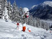 La neve fresca fa riposare il cannone da neve.