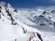 Pista Fluhalp con vista sul ghiacciaio Findel