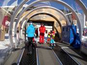 Nel Kinderland il personale aiuta sul tappeto mobile