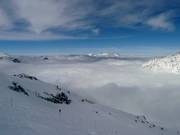 Cielo azzurro e nebbia nella valle