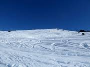 Pendio di neve fresca nell’area sciistica Minschuns