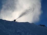 Produzione di neve sul ghiacciaio Presena