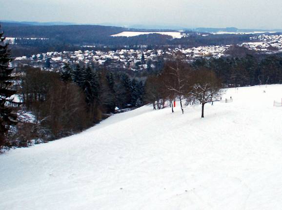 Sul lato sinistro della pista, visto dall'alto, c'è un breve pendio ripido.