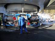 "Helping Hands" durante la salita sulla cabinovia