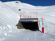 La pista facile passa sotto una pista di media difficoltà.