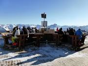 Il bar sulla terrazza della stazione a monte