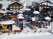 Parco giochi per bambini sulla neve