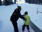 Il personale aiuta nella salita