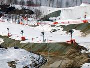 Senza neve artificiale qui, a circa 1100 metri, non sarebbe più possibile sciare.