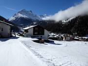 La discesa a valle passa direttamente attraverso Saas-Grund.